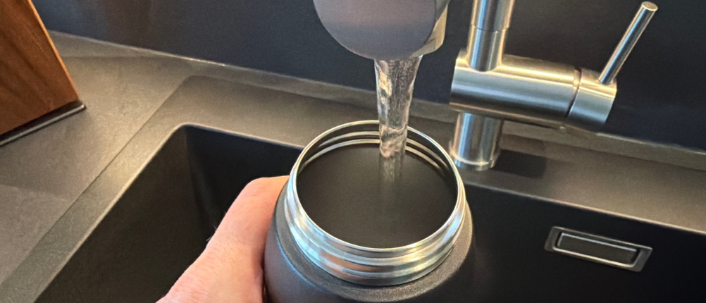 Die Sigg Shield ONE wird mit Wasser gefüllt