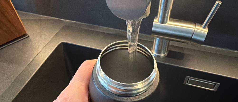 Die Sigg Shield ONE wird mit Wasser gefüllt