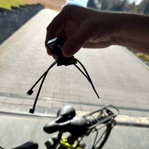 Kabelbinder hängen am Halter des Magneten des Sigma Sport BC 10.0 WL