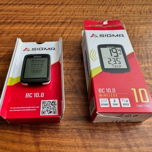 Der Sigma Sport BC 10.0 WL liegt in seiner Verpackung neben dem Karton