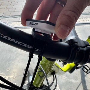 Das Display des Sigma Sport BC 10.0 WL wird am Halter befestigt