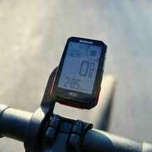 Das Sigma Sport ROX 4.0 ist am Lenker montiert. Das Display ist bei Tageslicht gut ablesbar.