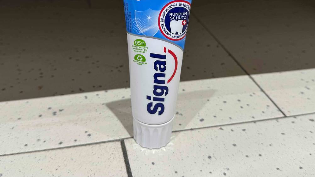Signal-Zahnpasta im Test: Nahaufnahme des Logos auf der Tube.