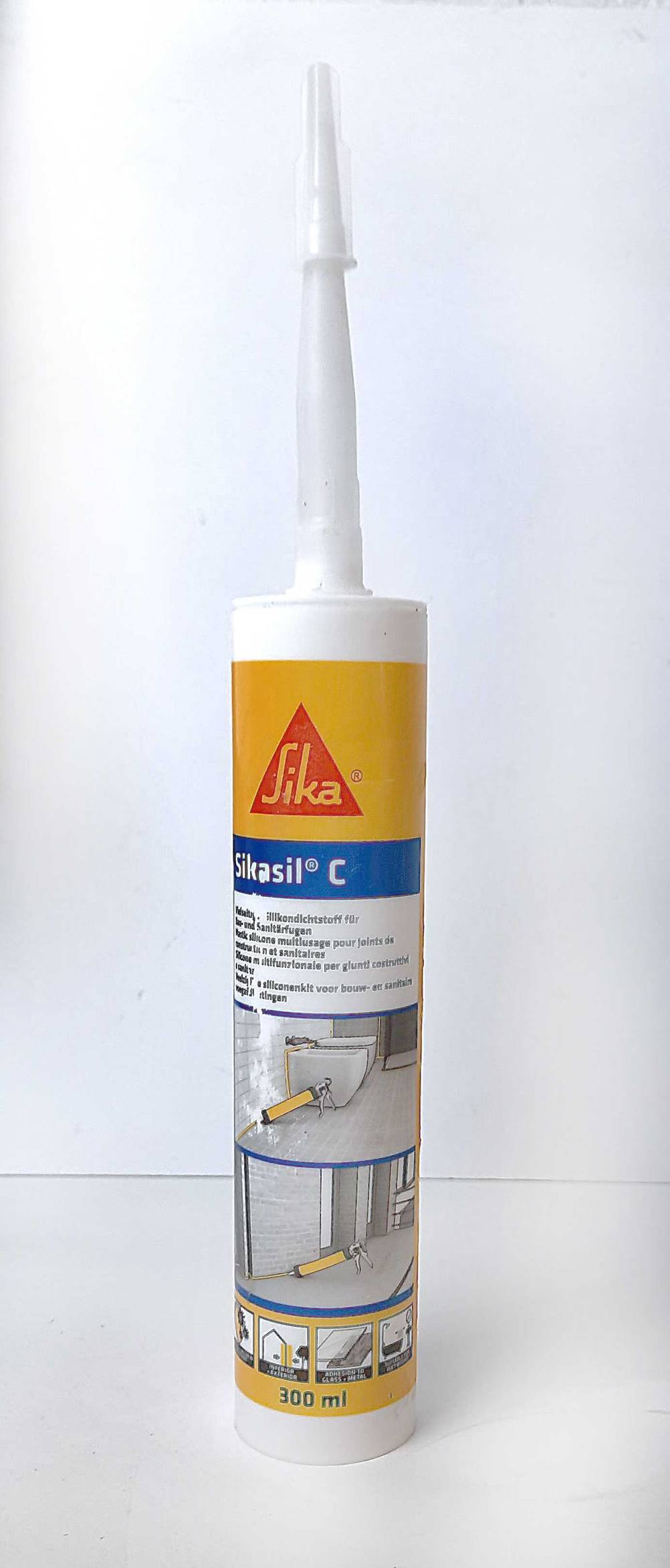 Eine Kartusche mit 300 ml getestetem transparenten Silikon steht vor einem weißen Hintergrund.