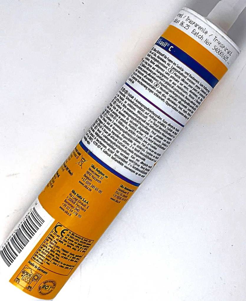 Transparenter Silikon-Test: ansicht der Beschriftung auf der 300-ml-Kartusche.