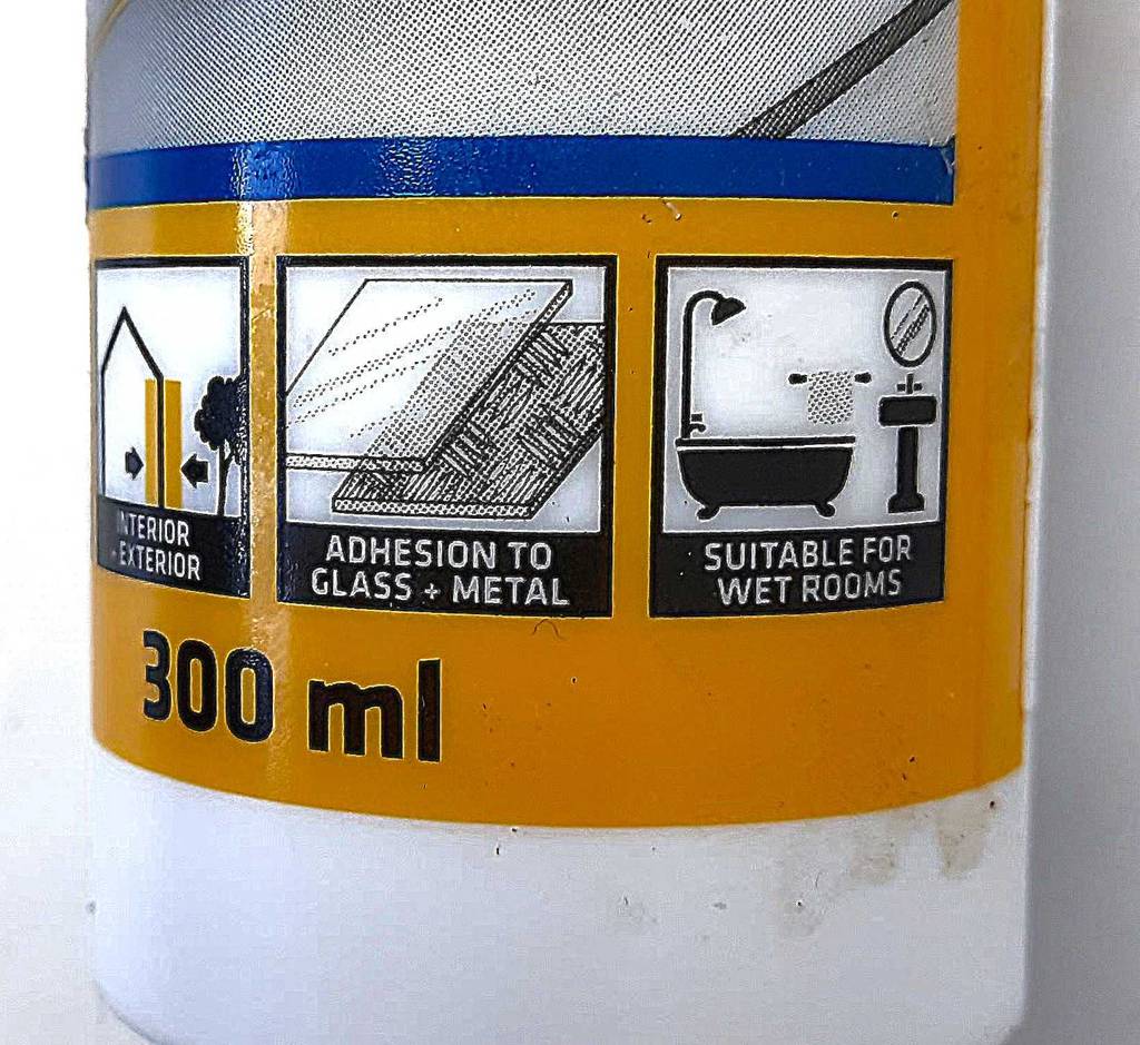 Transparentes Silikon im Test: Nahaufnahme der Anwendungsbilder einer 300-ml-Kartusche.