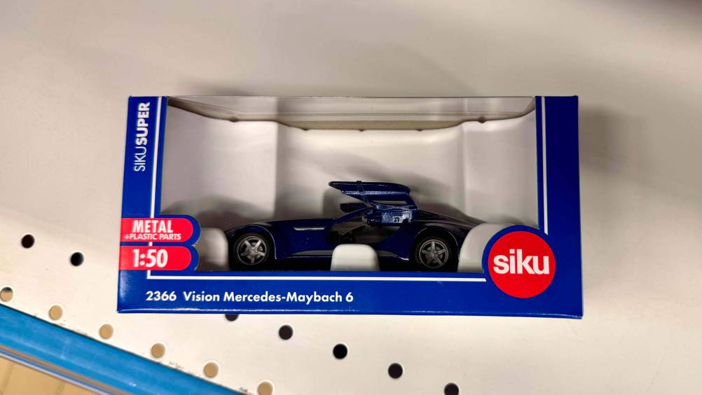 Das verpackte Siku-Auto im Test auf einer hellen Fläche.