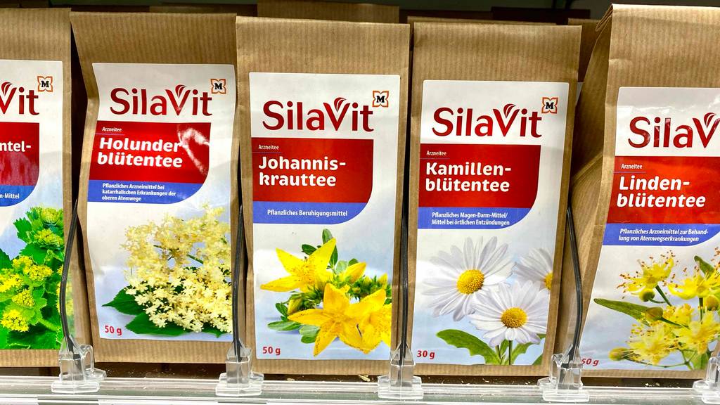 Johanniskraut-Tee im Test: Mehrere Packungen stehen hintereinander zwischen anderen Sorten in einem Regal.