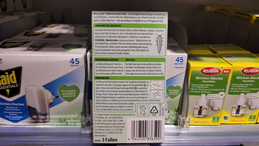 Eine Packung der getesteten Silberfischfalle in einem Regal neben anderen Produkten mit der Rückseite nach vorne.