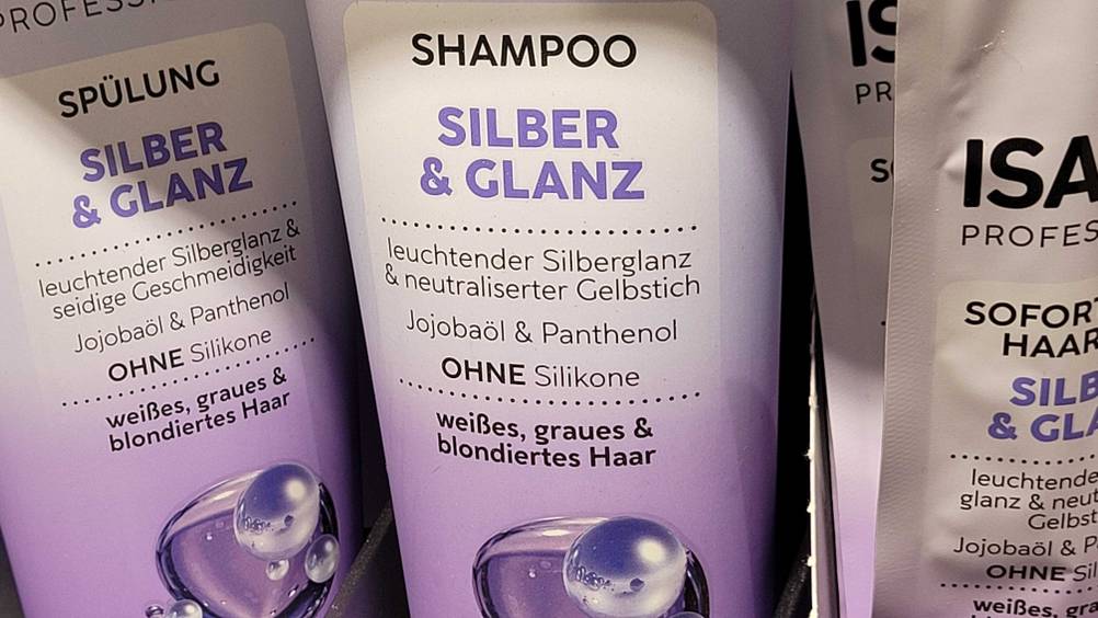 Silbershampoo getestet: Nahaufnahme des Labels auf der Vorderseite mit Informationen.