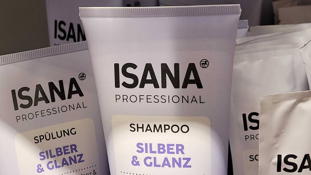 Nahaufnahme des Logos auf einer Tube des getesteten Silbershampoos neben anderen Tuben.