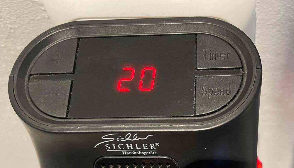 Detailansicht des eingeschalteten LCD-Bildschirms eines schwarzen getesteten Mini-Heizlüfters der Marke Sichler.