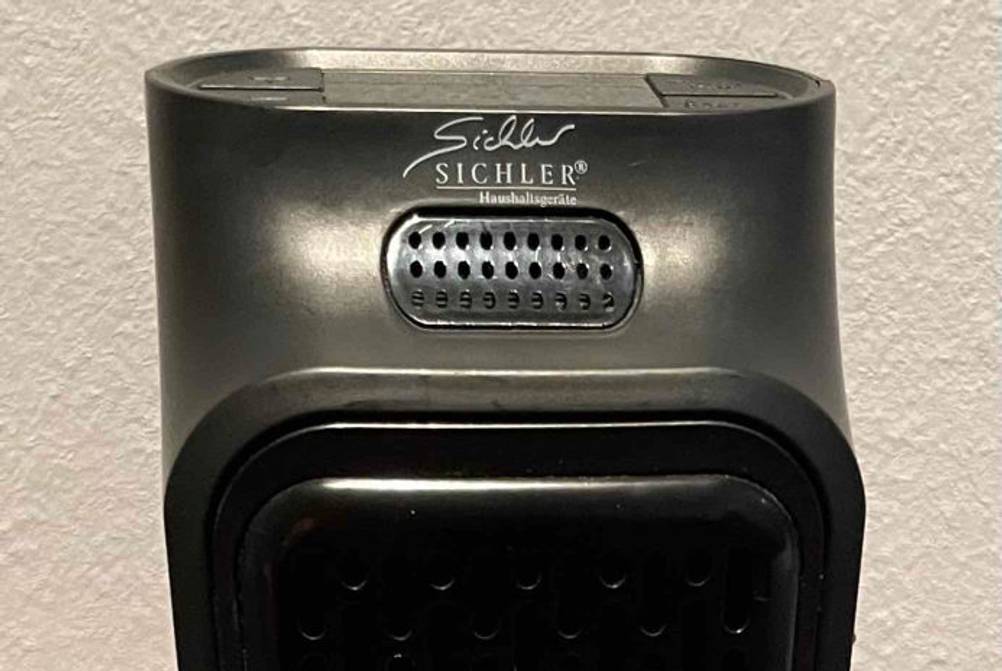 Mini-Heizlüfter im Test: Ein Gerät von Silcher steht mit Fernbedienung in Regal.