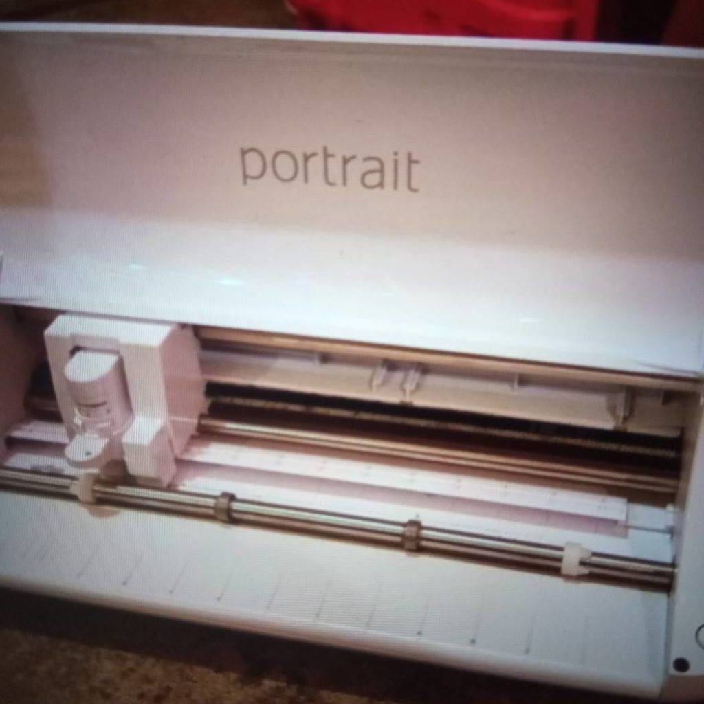 Nahaufnahme des Druckbereichs eines weißen, getesteten Plotters der Marke Silhouette, Modell Portrait 3.