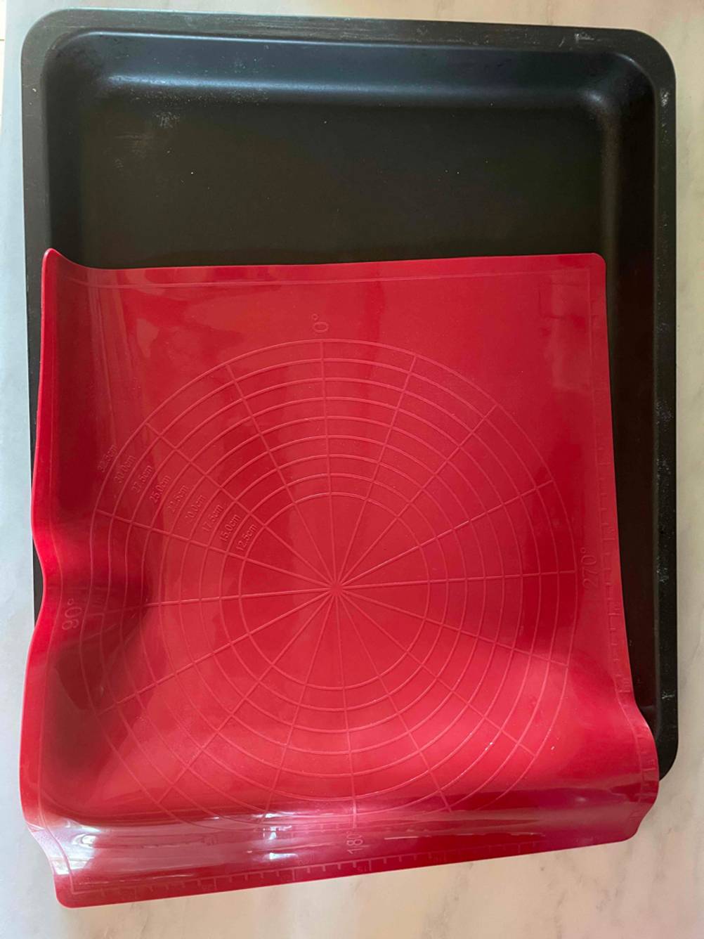 Silikon-Backmatte getestet: Eine Matte auf einem Backblech.