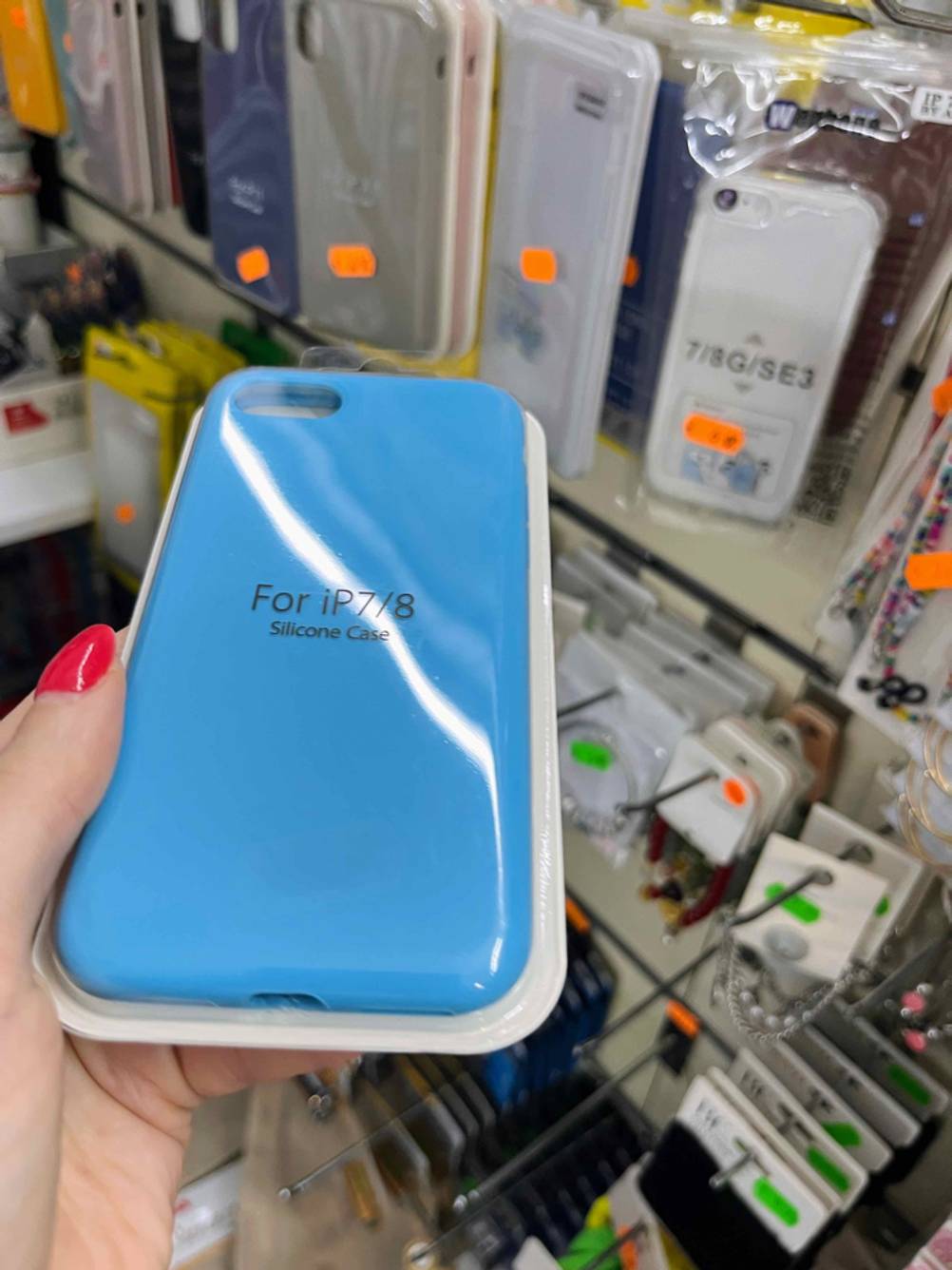 Getestet: Nahaufnahme der unteren Aussparung einer iPhone-8-Hülle die von einer Hand hochgehalten wird.