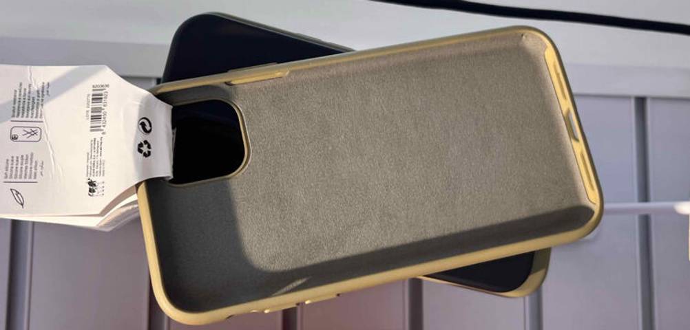 Detailansicht der aufgerauten Innenseite einer getesteten iPhone-11-Pro-Max-Hülle.