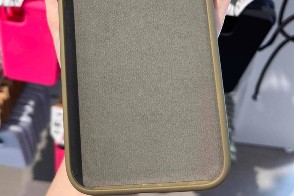 Olivgrüne iPhone 11 Pro Max Hülle im Test wird von einer Hand gehalten.