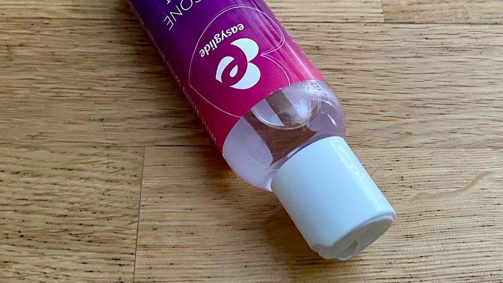 Silikon-Gleitgel getestet: Nahaufnahme der Verschlusskappe auf einer Holzfläche.