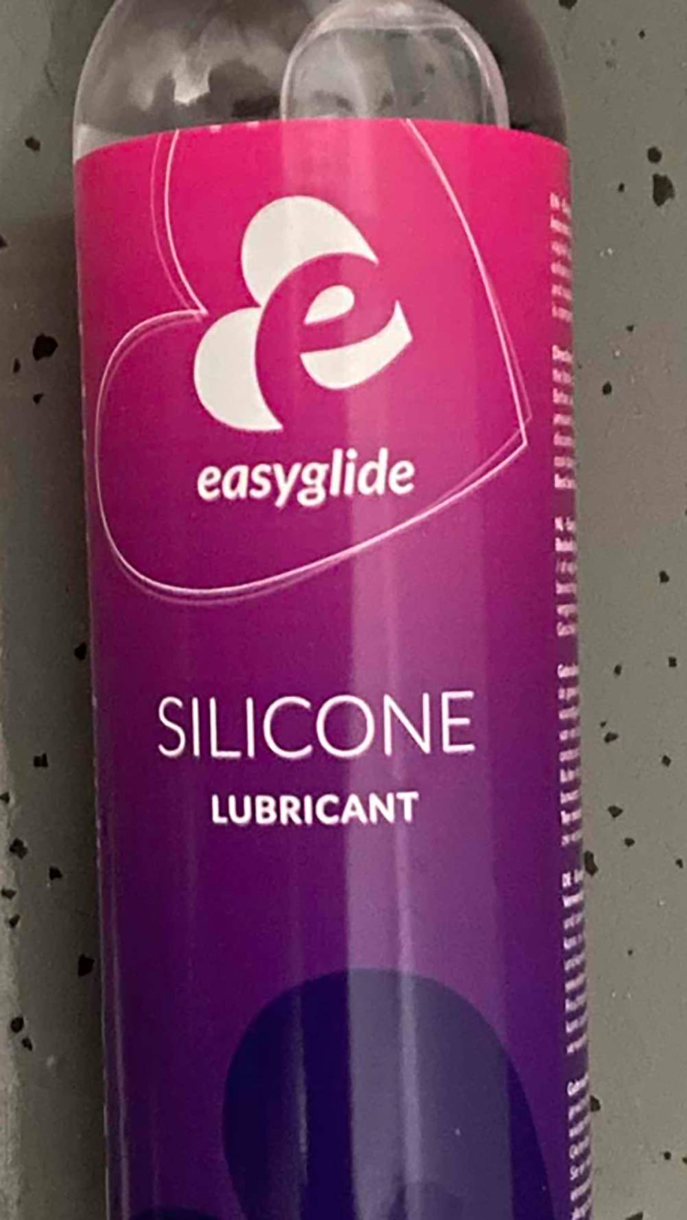 Nahaufnahme des Labels einer Flasche des getesteten Silikon-Gleitgels.