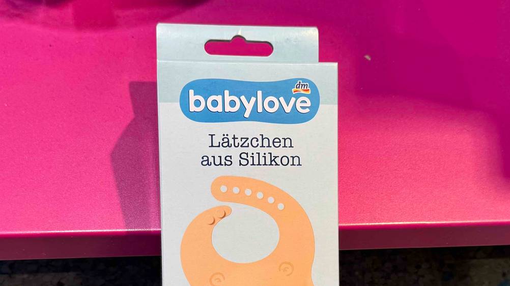 Silikon-Lätzchen getestet: Nahaufnahme der Verpackung mit Logo und Artikelbezeichnung.
