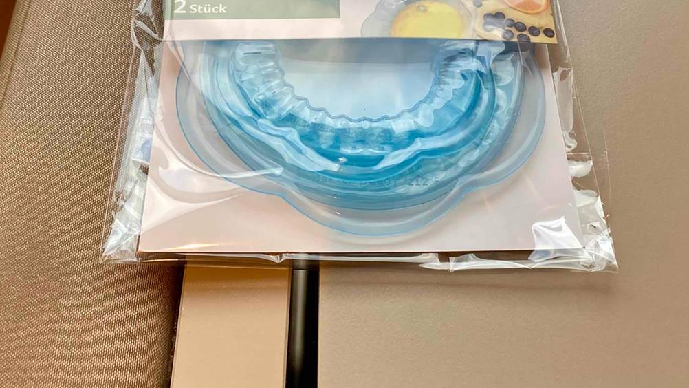 Nahaufnahme des blauen Silikondeckels im Test in seiner transparenten Originalverpackung.