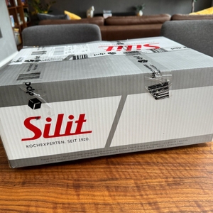 Der Karton des Silit 2136283911 steht auf einem Tisch