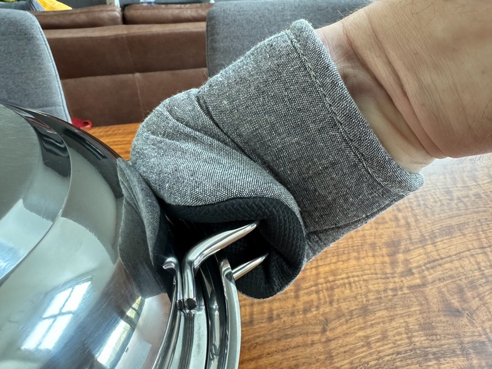 Eine Hand hält den Silit 2136283911 mit einem Handschuh am Griff fest