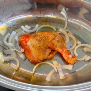 Fleisch und Zwiebeln liegen im Silit 2136283911