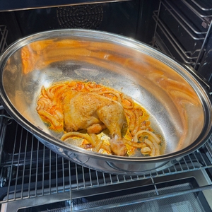 Fleisch und Zwiebeln liegen nach dem Braten im Silit 2136283911