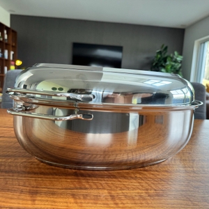 Der Silit 2136283911 steht mit Deckel auf einem Tisch