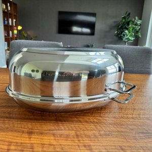 Der Silit 2136283911 steht mit dem Deckel nach unten auf einem Tisch