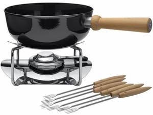 Käsefondue Set Silit im Test: Vollaufnahme eines schwarzen Fonduesets mit Holzelementen und Fonduegabeln. 