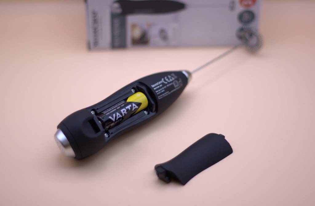 Das Batteriefach eines Hand-Milchaufschäumers im Test ist geöffnet.