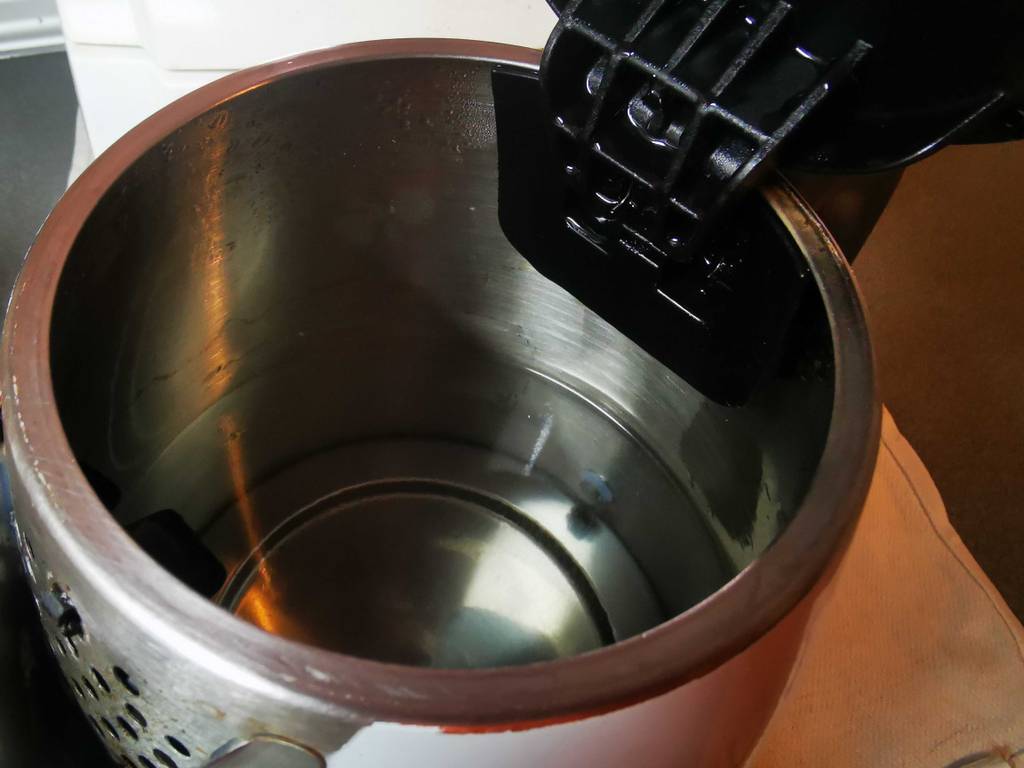 Im Test: Blick von oben in den gefüllten Wasserkocher 1,7 Liter.