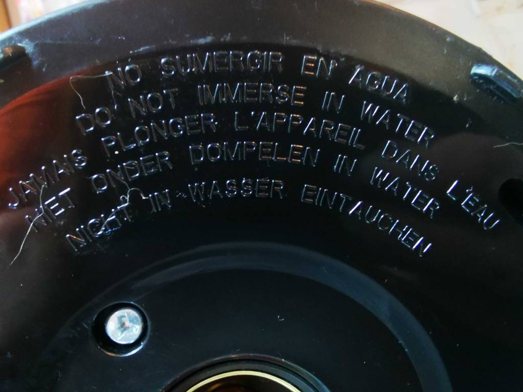 Auf der Unterseite von einem Wasserkocher 1,7 Liter im Test stehen Warnhinweise eingestanzt.