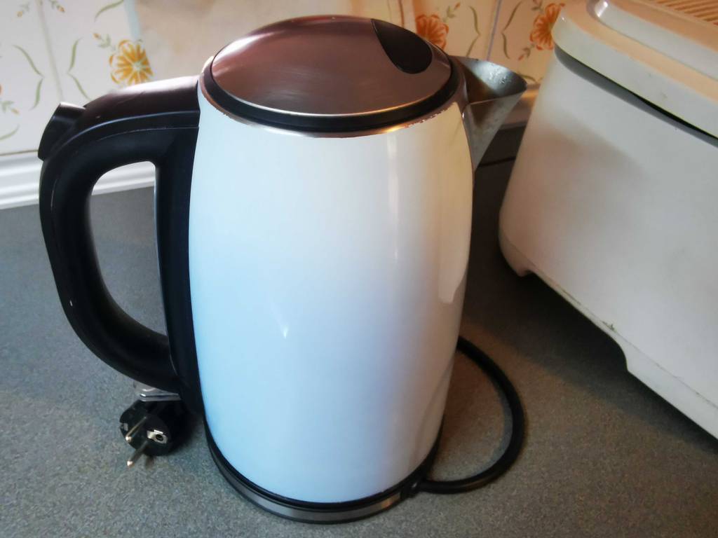 Ein Wasserkocher 1,7 Liter steht zum testen auf einer Küchen-Arbeitsfläche. 