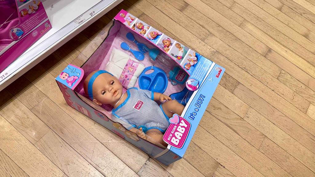Babyborn im Test: Die Puppe hat im Liegen die Augen zu.