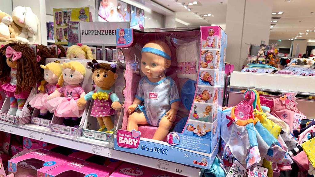 Getestet: Eine Babyborn steht in Originalverpackung zwischen anderen Spielwaren.