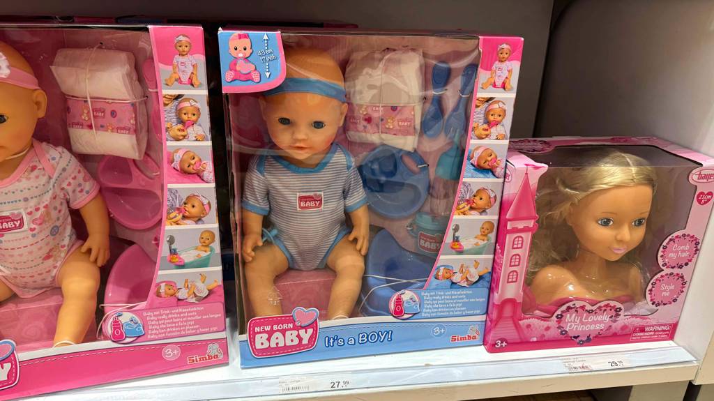 Babyborn im Test: Mehrere Puppen stehen in verschiedenen Ausführungen in einem Regal.