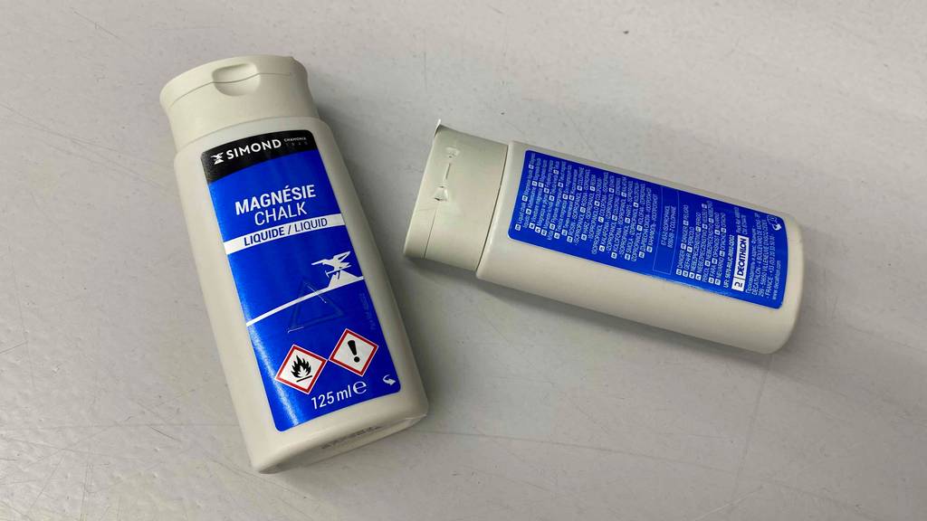Im Test: zwei Packungen Liquid Chalk von Simond liegen quer zueinander auf weißer Fläche, eine davon mit Rückseite nach oben.