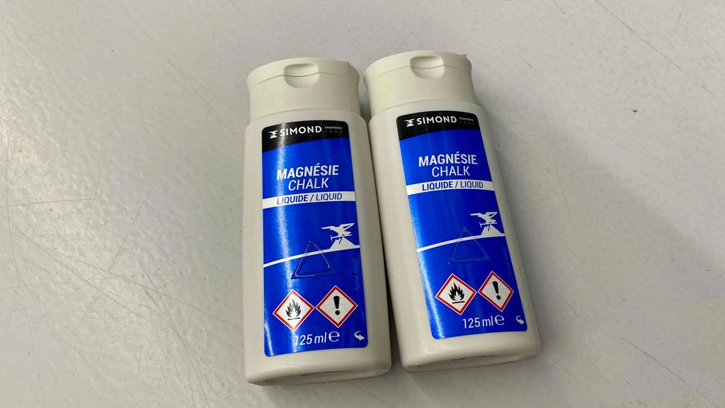 Im Test: zwei Packungen Liquid Chalk von Simond liegen auf weißer Fläche.