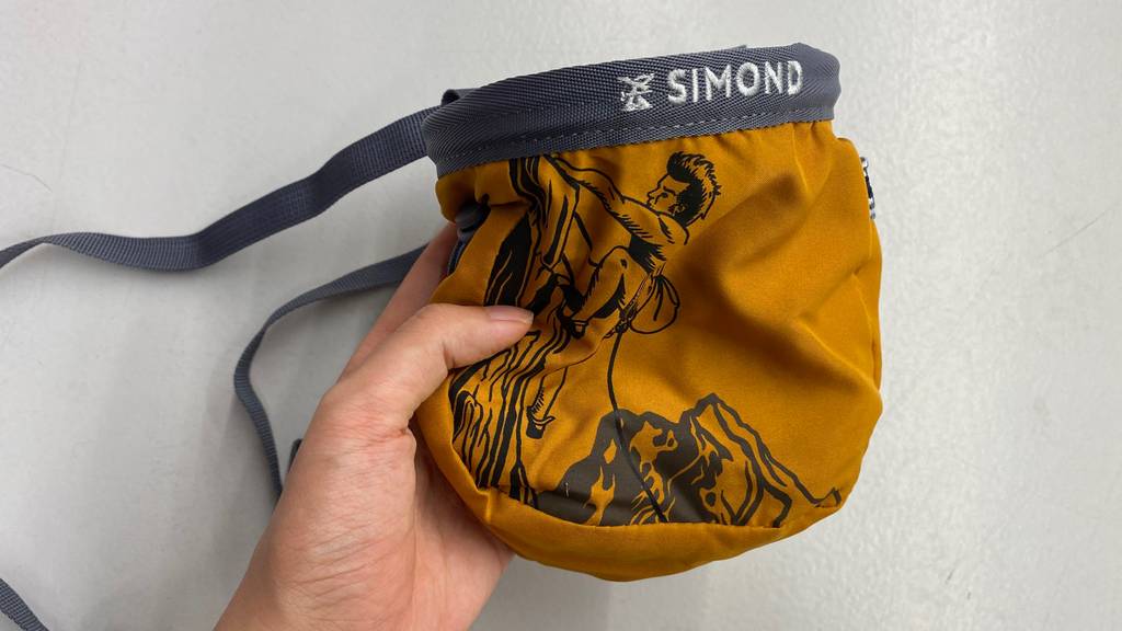 Chalkbag-Test: Eine Hand hält ein Chalkbag von Simond mit Motiv.