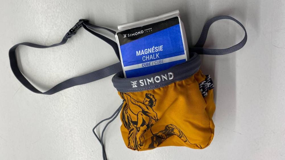 Chalkbag-Test: Eine Packung Chalk steckt in einer Chalkbag von Simond, die auf einem weißen Untergrund liegt. 