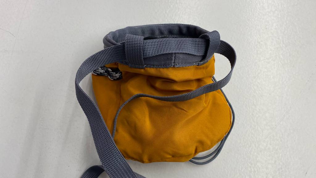 Chalkbag-Test: Rückseite einer ockerfarbenen Chalkbag von Simond, die auf weißer Fläche liegt.
