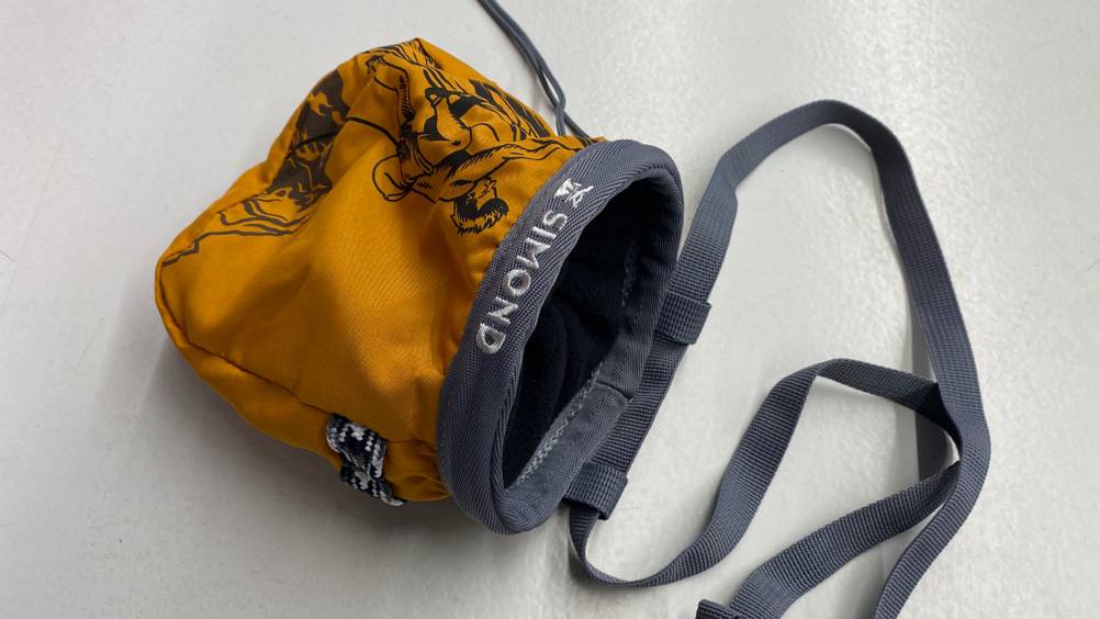 Chalkbag-Test: Eine Chalkbag von Simond, von oben betrachtet, liegt auf einem weißen Untergrund.