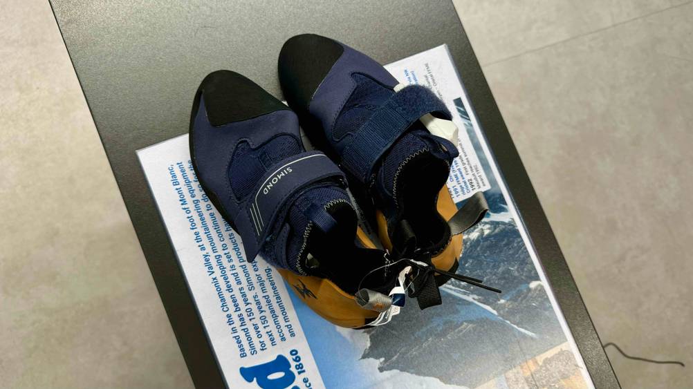 Getestete Kletterschuhe stehen auf dem Schuhkarton mit Blick von oben.