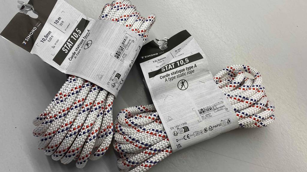 Im Test: Zwei Kletterseile von Simond liegen nebeneinander auf weißer Fläche.