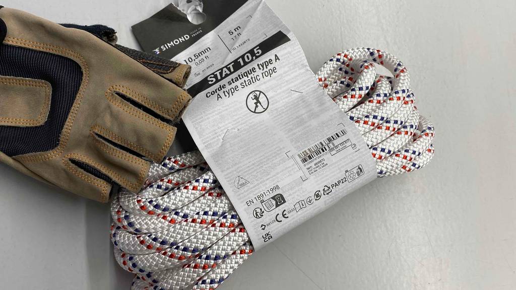 Im Test: Kletterseil von Simond liegt neben einem Arbeitshandschuh.