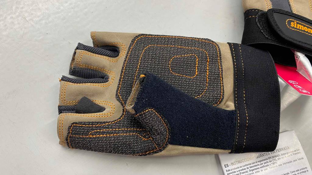 Im Test: Rückseite im Detail eines Klettersteighandschuhs von Simond.
